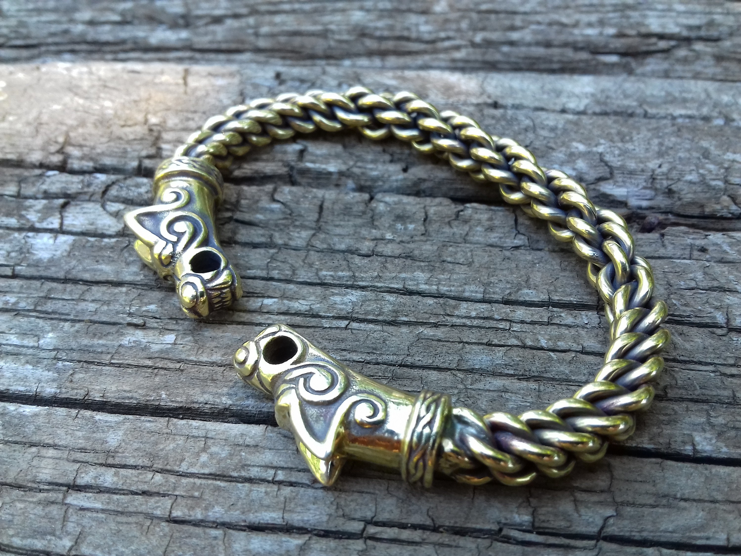 Brazalete de bronce con cabeza de lobo de vikingo, diseño de cabeza de lobo