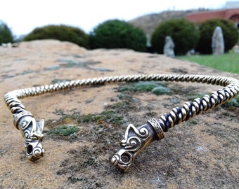 Collana con torc vichingo, bronzo, testa di lupo, torc con i lupi di Odino, mitologia norrena, gioielli vichinghi, Fenrir, nordico, pagano, medievale, torc Ragnar