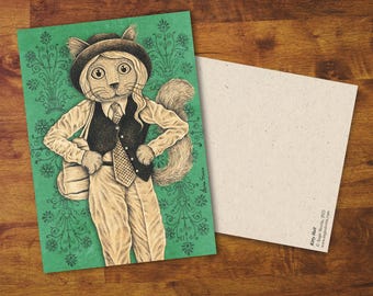 Op de afbeelding: Een ansichtkaart met een antropomorfe kat die een hoed, vest en das draagt, tegen een groene achtergrond met een bloemenpatroon. De achterkant van de kaart is effen wit met de tekst Kitty Hall © Angie Siveria, 2025.