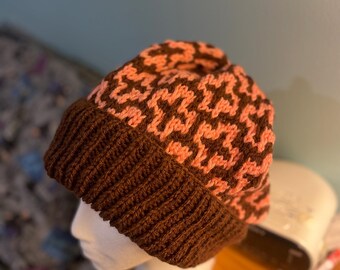 Gorro de punto con mosaico de hojas caídas en color rosa y marrón