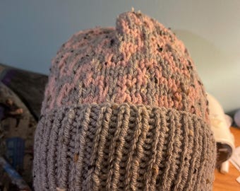 Gorro de punto con mosaico de hojas caídas en rosa y gris