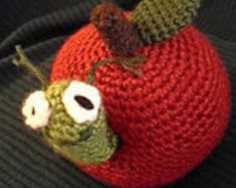Mascota del maestro ganchillo manzana con gusano