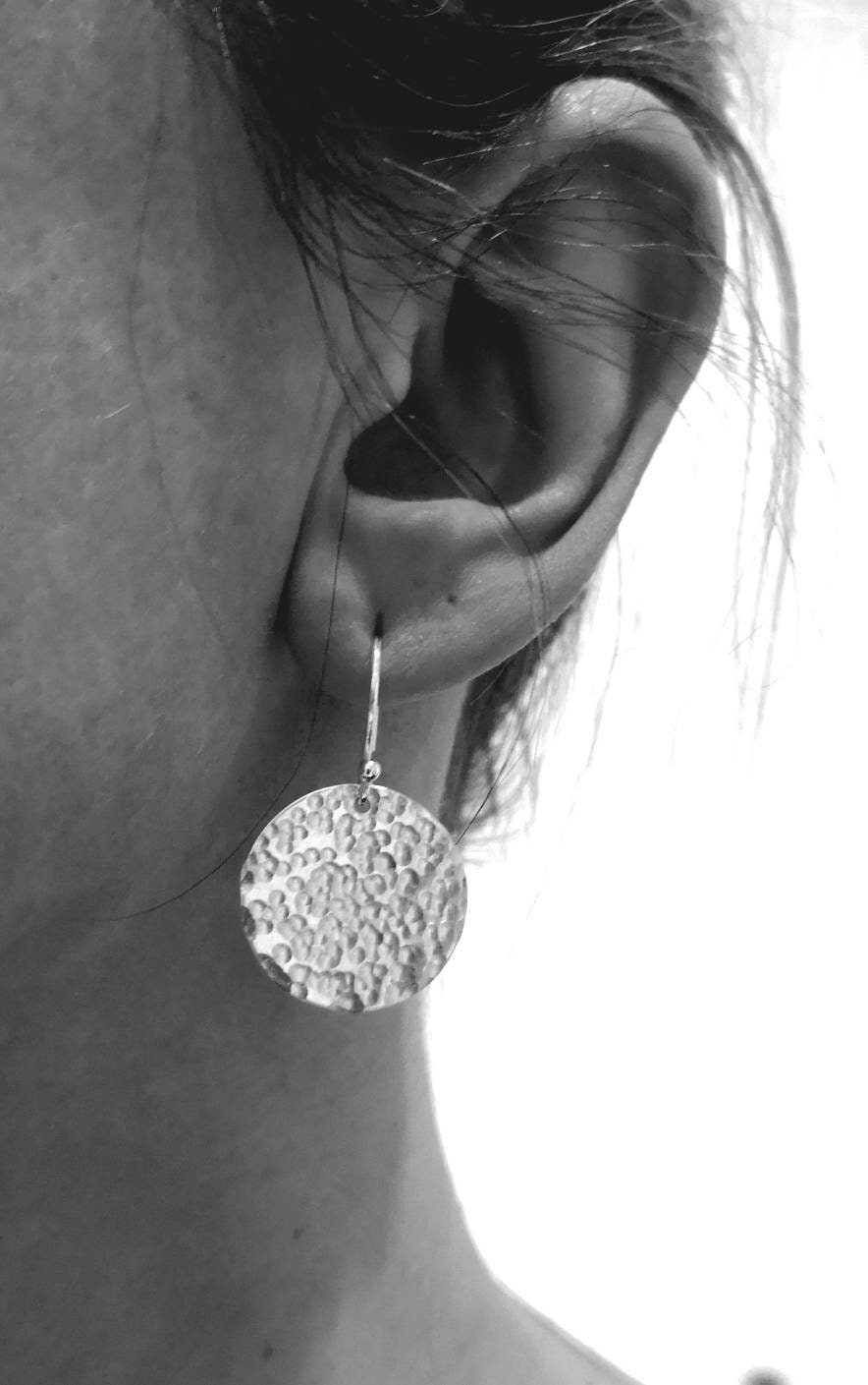 Orecchini A Perno In Argento Sterling 925 - Disco Martellato 7 Mm Pois Unisex