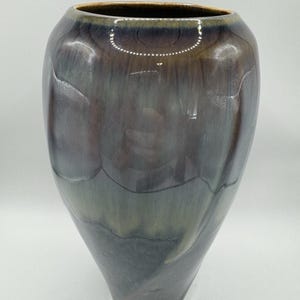 Vaso Bill Campbell Art Pottery com esmalte escorrendo em tons de roxo, marrom e azul, 23 cm (9 polegadas), assinado.