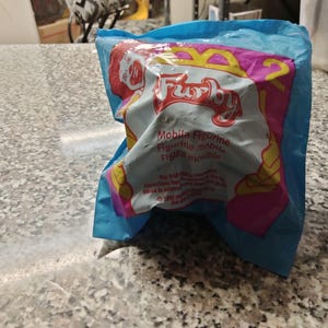Zabawka FURBY Mobile Figurine z zestawu Happy Meal firmy McDonald's (nr 2) (wciąż w oryginalnym opakowaniu)