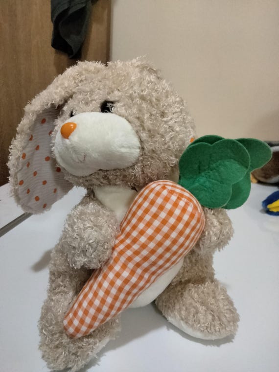Ty Beanie Buddies Veggies The Brown And White Bunny Rabbit Holding Carrot, (Pricetag On Hangtag, In The 2nd Chance Beanies Section)