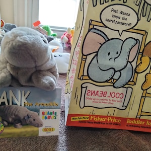 Ty Beanie Babies Tank The Grey Armadillo Mit offizieller Sammelkarte und Original Goldener Fast Meal Paper Tüte 3Pc. Set