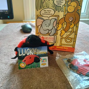 Ty Beanie Babies And Teenies Lucky The Red Ladybug mit offizieller Sammelkarte und Original McDonald's Happy Meal Papiertüte, 4 Stück. Set