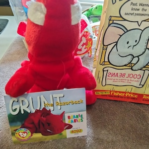 Ty Beanie Babies Grunt The Red Hog mit offizieller Sammelkarte und Original McDonald's Happy Meal Papiertüte, 3 Stück. Set