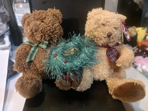 Ty Beanie Babies Merry Kissmas (Bear Are Joined At The Hands and Feet With 'Our First Christmas' On Their Feet) And Holding Christmas Wreath