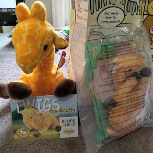 Ty Beanie Babies And Teenies Twigs The Yellow Giraffe mit offizieller Sammelkarte und Original McDonald's Happy Meal Papiertüte, 4 Stück. Set