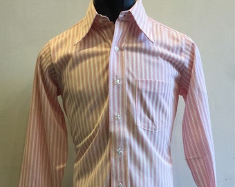 Vintage Men's 1970s Striped Shirt - Red & White Arrow Fitted Shirt (Size 14 1/2-33)