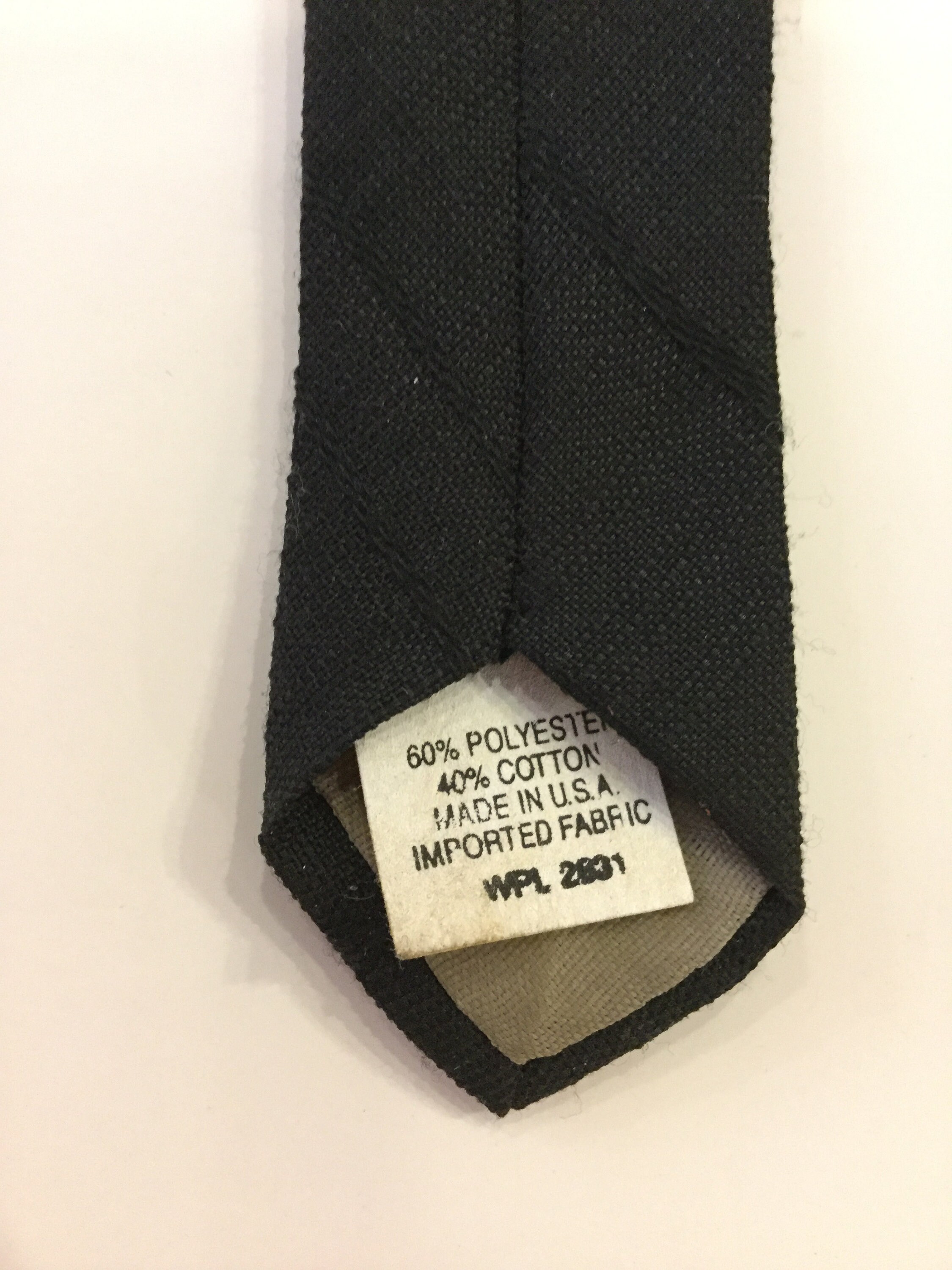 corbata negra delgada