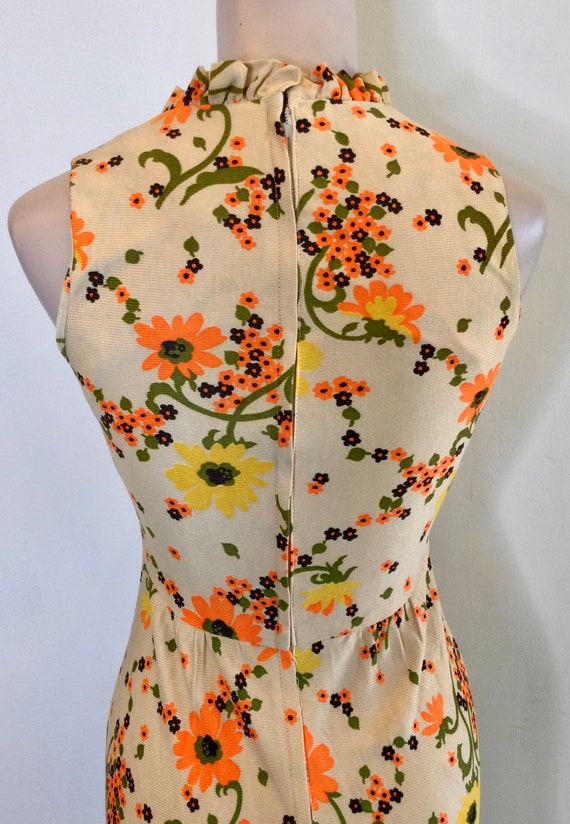 1970s Beige Day Glo Floral Print Ruffle Collar Sl… - image 8