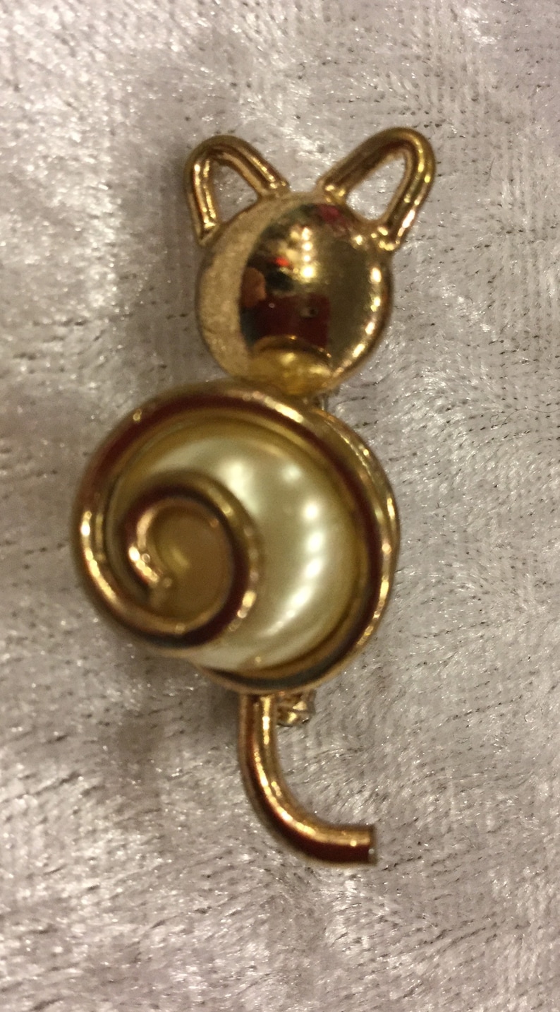 Little Kitty Pin with Pearl