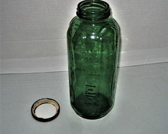 Vintage Green Glass Lidded Water Bottle 40 Ounces 8 Ounce Increments Knoit's Berry Farm Emerald Green Shaker Juice Pitcher Numbered Jar