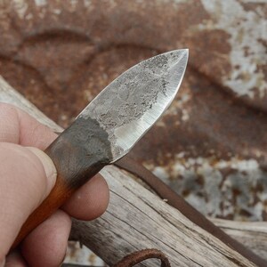 Cuchillo de hombre de montaña hecho a mano Prairiewind Cuchillo de cuello Frontera Primitivo Bushcraft Forjado hecho a mano Medieval Feria renacentista imagen 4