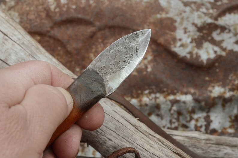 Cuchillo de hombre de montaña hecho a mano Prairiewind Cuchillo de cuello Frontera Primitivo Bushcraft Forjado hecho a mano Medieval Feria renacentista imagen 4