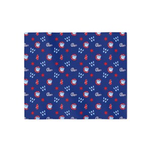 Op de afbeelding: Een donkerblauwe stof met een herhalend patroon van lichtblauwe letter W-symbolen, rode zespuntige sterren, rode ronde logo's met een lichtblauw berengezicht erin en het woord Chicago geschreven in een wit cursief lettertype.