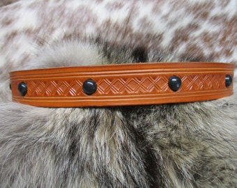 Hand tooled Leder Hutband mit schwarzen ChromFlecken.