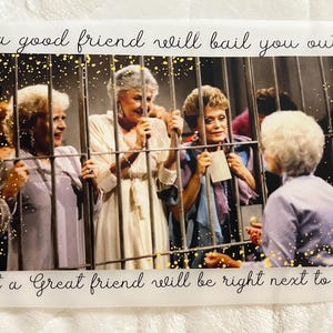 Könnte beinhalten: Ein Druck mit einem Foto von vier Frauen hinter Gittern, mit dem Text "a good friend will bail you out, but a Great friend will be right next to you." Das Bild hat einen Goldglitzereffekt.