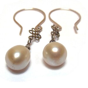 Pearl earrings / White earrings / Minimalist earrings /