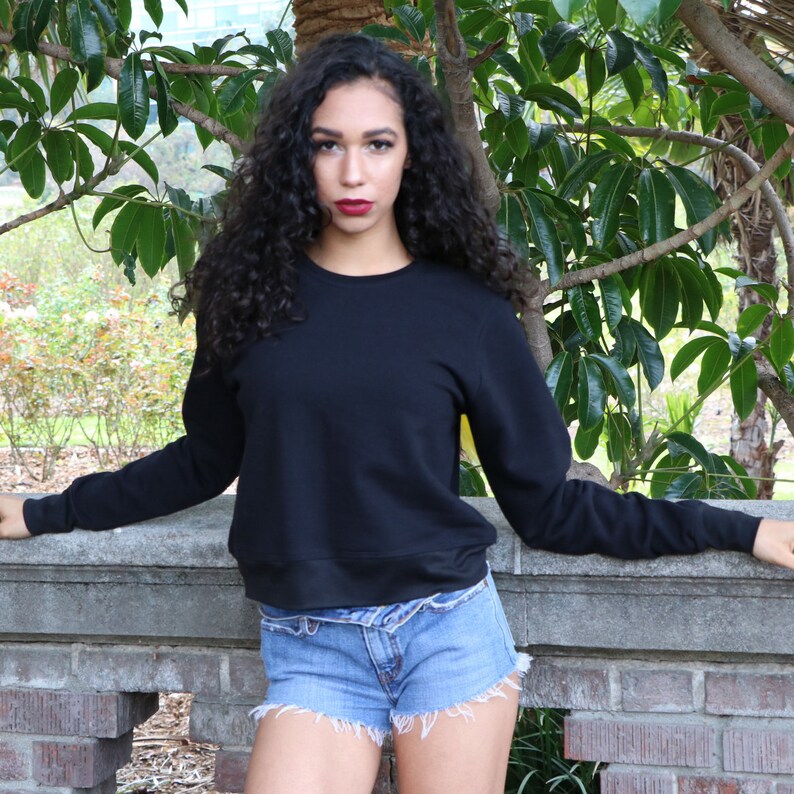 fitted crew neck sweatshirt