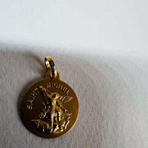 Colgante Saint Michel de oro amarillo macizo de 18 quilates y 750 % imagen 7