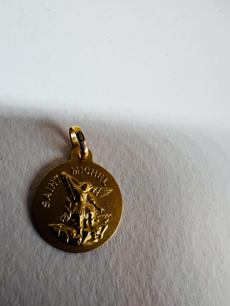Colgante Saint Michel de oro amarillo macizo de 18 quilates y 750 % imagen 7