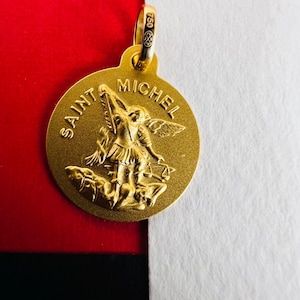 Colgante Saint Michel de oro amarillo macizo de 18 quilates y 750 % imagen 1