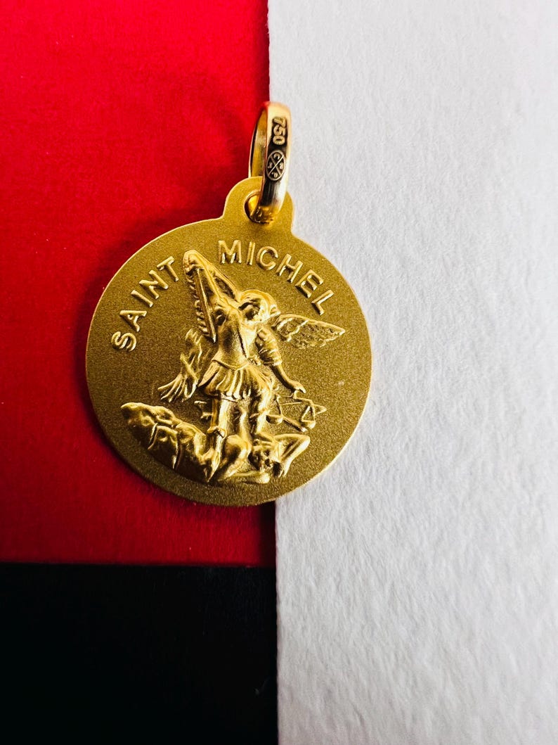 Colgante Saint Michel de oro amarillo macizo de 18 quilates y 750 % imagen 1