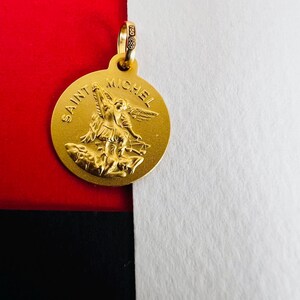 Colgante Saint Michel de oro amarillo macizo de 18 quilates y 750 % imagen 8