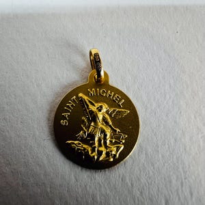 Colgante Saint Michel de oro amarillo macizo de 18 quilates y 750 % imagen 9