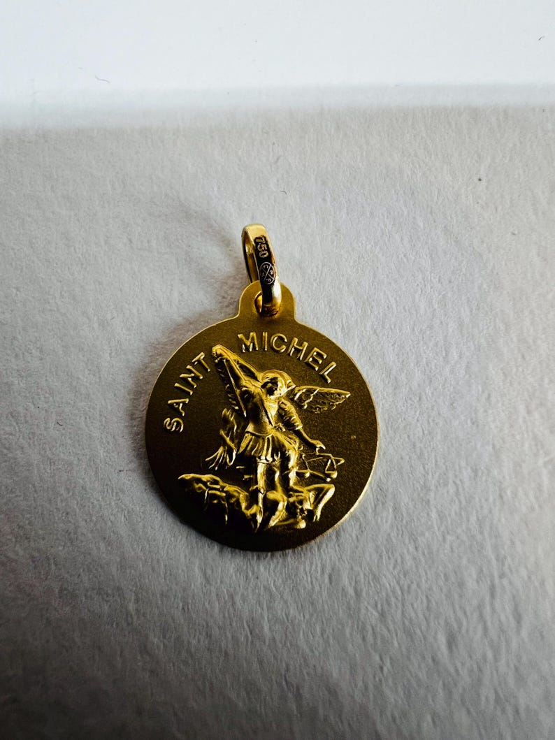 Colgante Saint Michel de oro amarillo macizo de 18 quilates y 750 % imagen 9