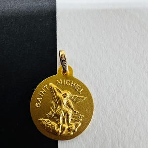 Colgante Saint Michel de oro amarillo macizo de 18 quilates y 750 % imagen 10