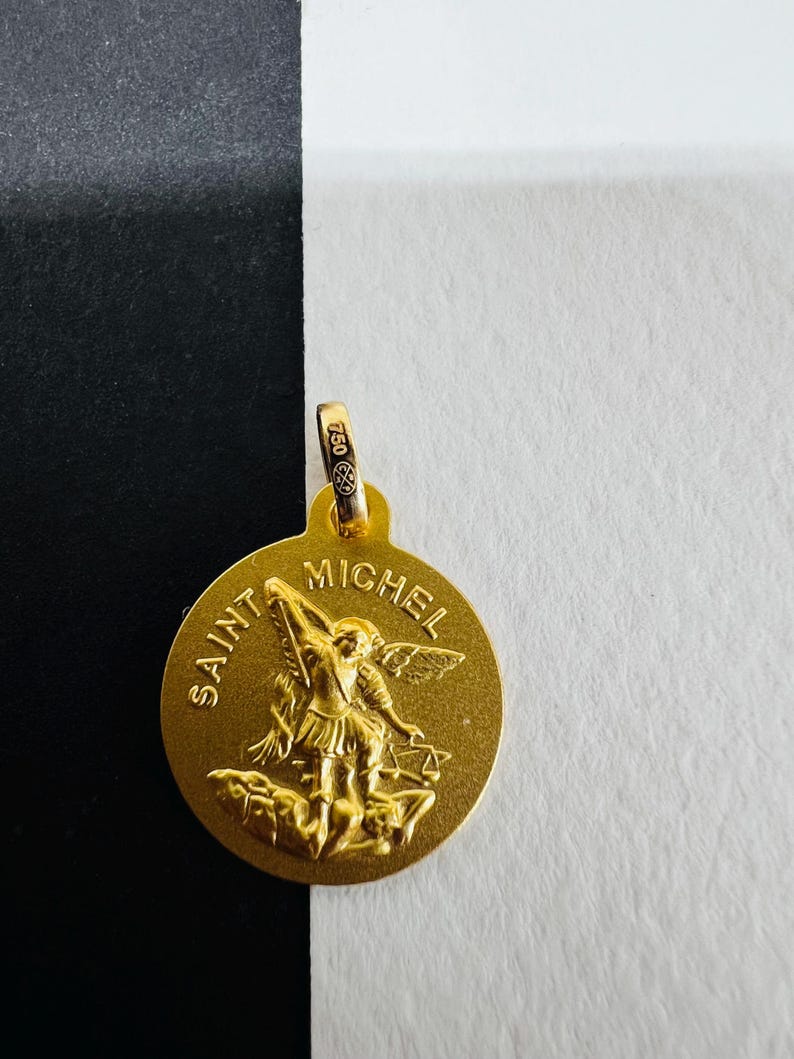 Colgante Saint Michel de oro amarillo macizo de 18 quilates y 750 % imagen 10