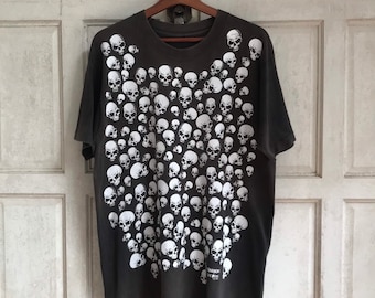 Vintage 90s Fashion Victim Skull and Crossbones Long Sleeve Tshirt