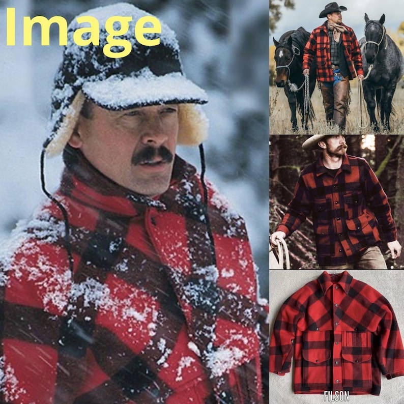 Puede incluir: Un hombre con una chaqueta a cuadros negros y rojos y un sombrero cubierto de nieve. La imagen tambi&eacute;n muestra una camisa a cuadros rojos y negros y un hombre con la misma camisa con un sombrero de vaquero. La camisa tiene dos bolsillos delanteros y la marca "FILSON" es visible.