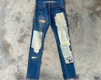 Denim desgastado japonés desgastado azulado Boro, retrabajado, reparador de jeans dañados, diseño de jeans Undercoverism, corte ajustado, bragueta con botones tipo donut, ancho 28 x 30.5"
