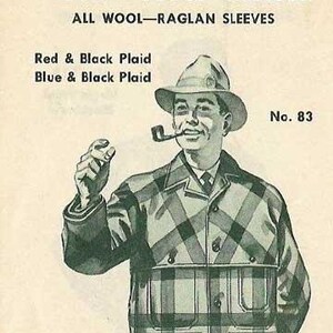 Puede incluir: Anuncio vintage de una chaqueta Filson Double Cruiser. La imagen muestra a un hombre con una chaqueta a cuadros, sombrero y pipa. El texto indica que la chaqueta es de lana con mangas ragl&aacute;n, disponible en cuadros rojos y negros o azules y negros.