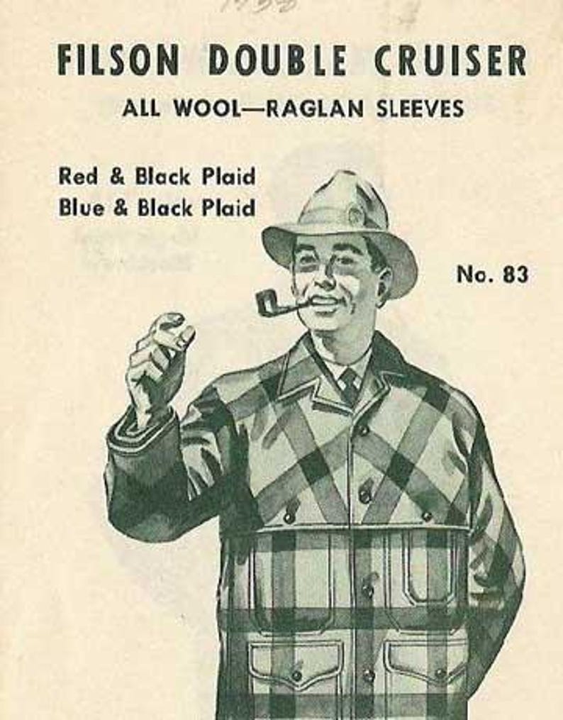 Puede incluir: Anuncio vintage de una chaqueta Filson Double Cruiser. La imagen muestra a un hombre con una chaqueta a cuadros, sombrero y pipa. El texto indica que la chaqueta es de lana con mangas ragl&aacute;n, disponible en cuadros rojos y negros o azules y negros.
