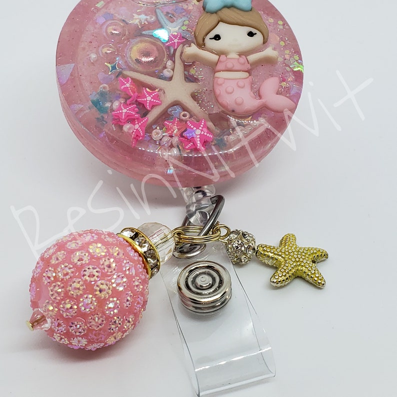 Mermaid and starfish circle shaker badge reel