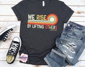 Nos levantamos levantando a otros ~ Nos levantamos ~ Levantamos a otros ~ Versículo de la Biblia ~ Camisa cristiana ~ Camisa para hombres