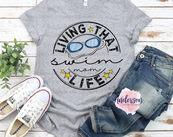 Living That Swim Mom Life ~ Swim Mom ~ Swim ~ Swim Team ~ Swim Coach ~ Swimming ~ Swim Life ~ Sports Mom ~ Mom Shirt ~ Swim Shirt