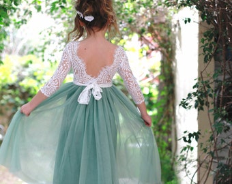 Sage grünes Boho Boho Blumenmädchen Kleid, weiße Spitze Tüll Mädchenkleid, Blumenmädchen Spitze Kleid, rustikale Blumenmädchen Kleid Kommunion Kleid