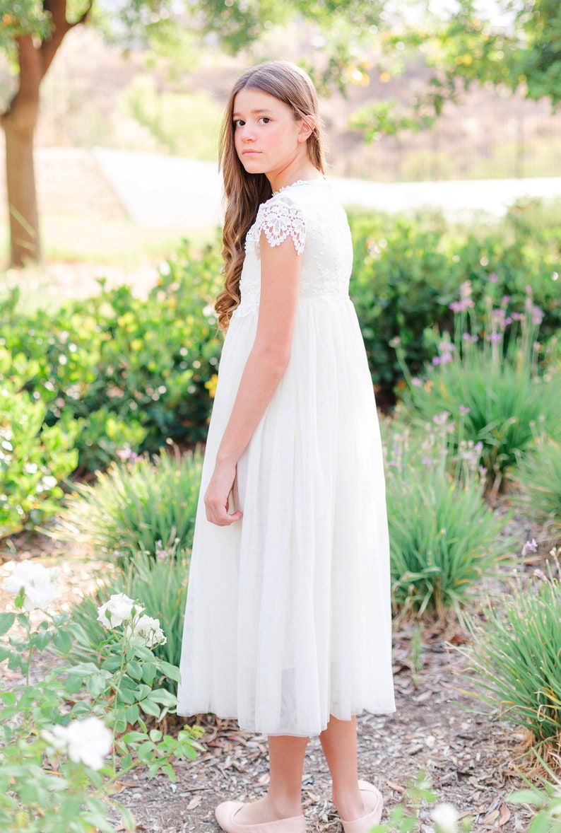 White Lace flower girl dress, Bohemian Boho Flower girl, Ivory Tulle Girls Dress, Lace flower girl dress, Communion dress, Baptism Dress imagem 3