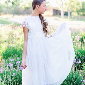 White Lace flower girl dress, Bohemian Boho Flower girl, Ivory Tulle Girls Dress, Lace flower girl dress, Communion dress, Baptism Dress imagem 8