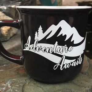 Taza de cerámica para acampar, La aventura te espera, Tazas de montaña, Taza de senderismo, Camping, Taza divertida, Vaso de senderismo. Cerámica, Tazas, Regalos para él, para ella