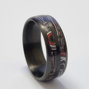 Fibre de carbone et bague Fordite. bijoux fordite, bague fordite, bague de mariage, alliance, bague en carbone, largeur 8 mm.