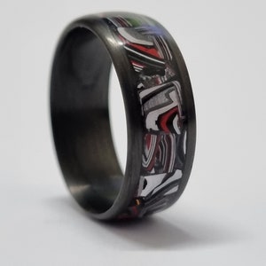 Fibre de carbone et bague Fordite. bijoux fordite, bague fordite, bague de mariage, alliance, bague en carbone, largeur 8 mm.